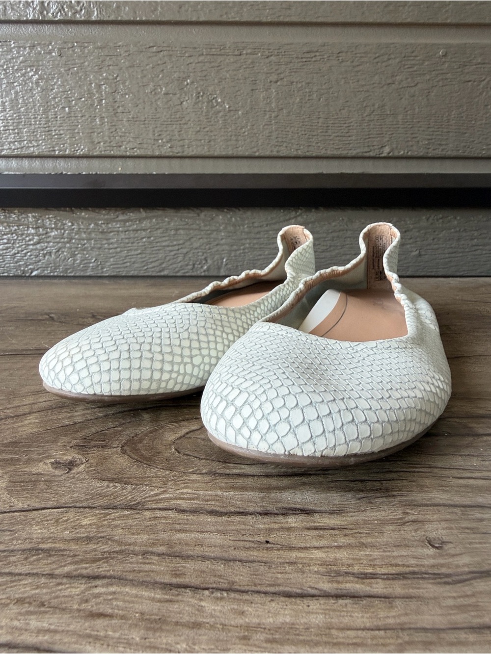 Vionic Women’s White Textured Slip-On Ballet Flats size 9.5